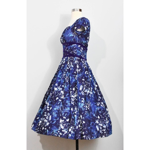 A Jane Parker Junior 50s Purple /Blue Patterned Dress with Velvet Waist Detail - Picture 3 of 7